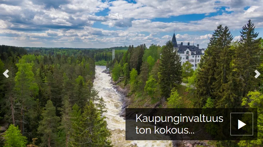 Valtuuston kokouksen livelähetyksen alkukuva. Kuvassa näkyy koski ja Valtionhotelli.