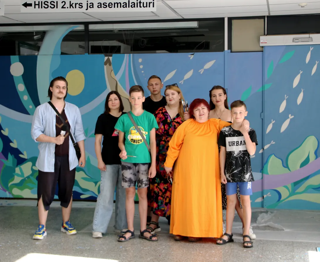 Imatran keskusliikenneaseman aulan muraalista vastaavat taiteilijat apiujoukkoineen.