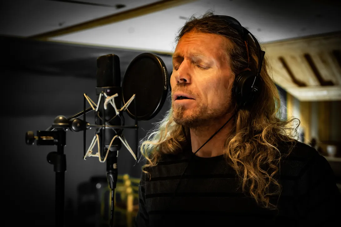 Laulusolisti Tipe Johnson Music-Bros -studiolla. Kuva: Music Bros.