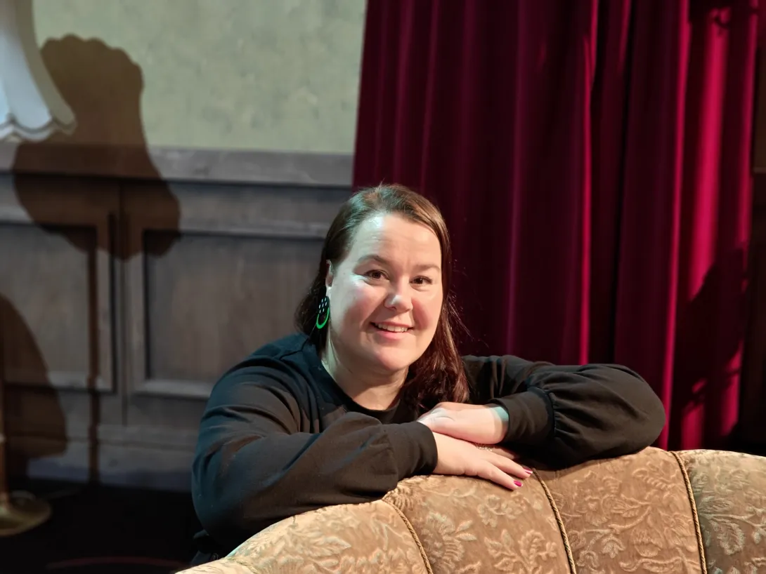 Teatteri Imatran Ikuisesti nuori-musiikkikomedian lavastussuunnittelija Mirva Mustonen.