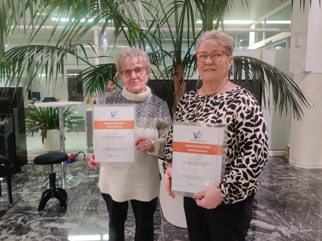 Vuoden voimateko 2023 palkitut Sirkka Kauppinen (vas.) ja Marja Leinikka.