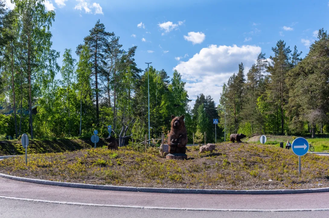 Puisia karhupatsaita liikenneympyrän keskellä.