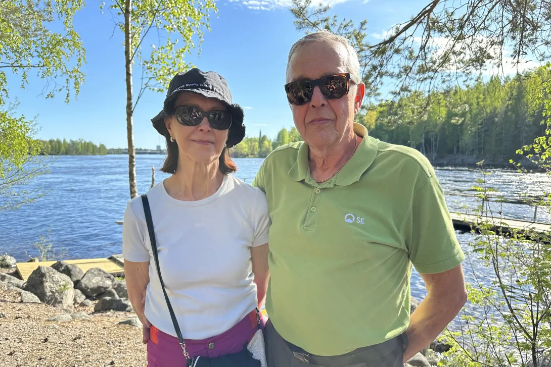 Lea ja Pekka Rautio kesäisessä Neitsytniemessä Imatralla.