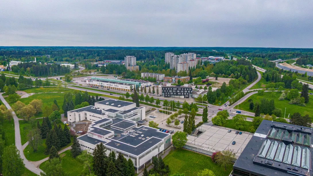 Ilmakuva Mansikkalasta. Kuvattu Vuokselta kohti tornitaloja.