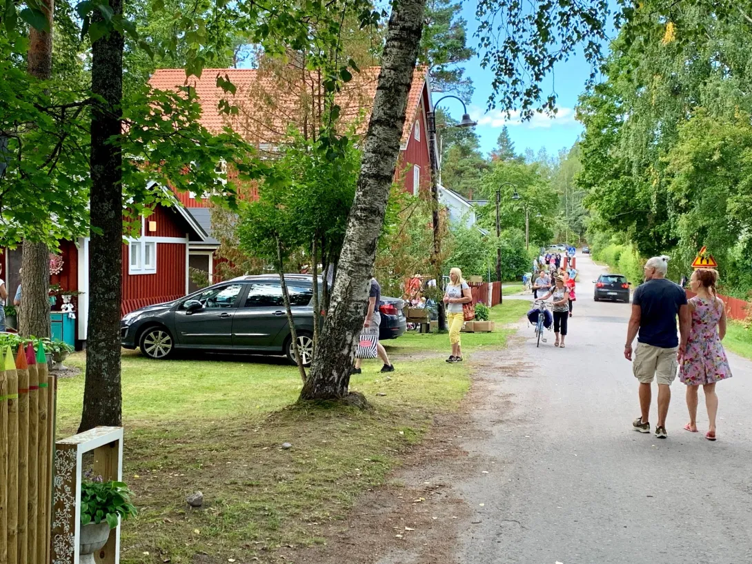 Niskalammen kadulla ihmisiä kävelemässä.