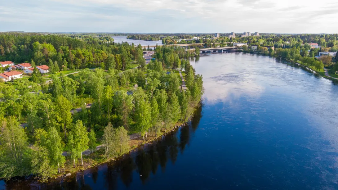Ilmakuva Sienimäeltä, jossa keskellä virtaa joki ja sivuilla metsää ja asutusta.
