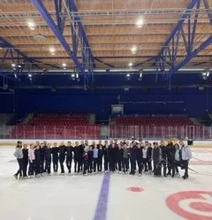 Taitoluistelijoita rivissä Imatran jäähallissa.