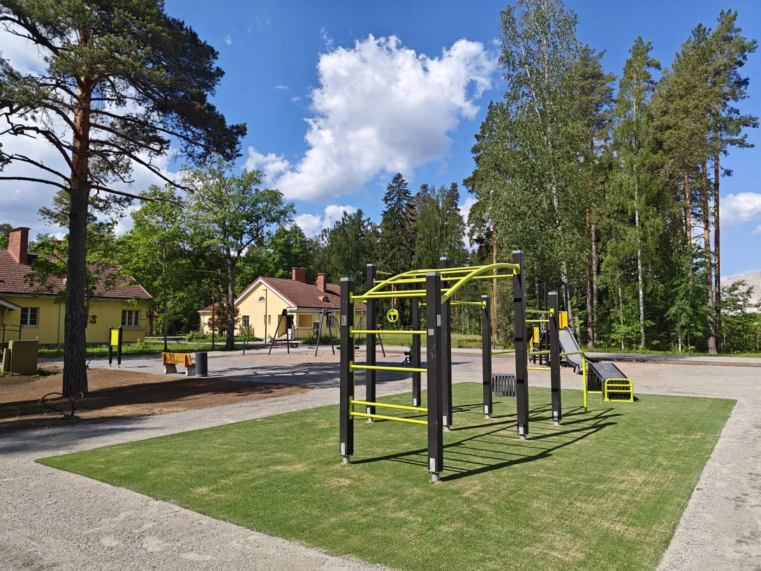 Ivon alueen leikkipuisto.
