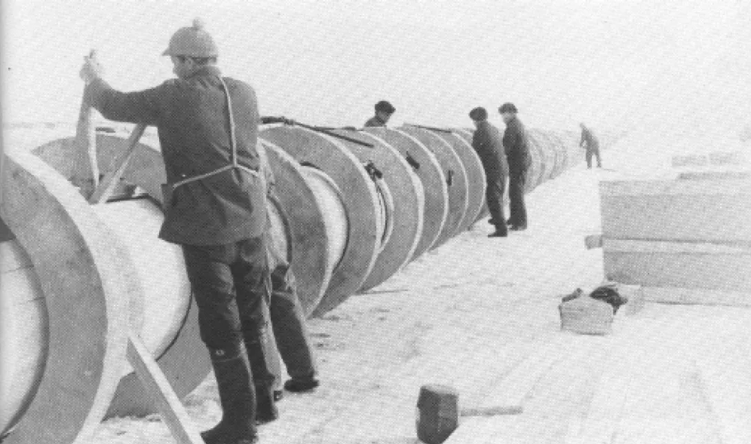Vedenottamon uutta 800 mm imuputkea rakennetaan Immalanjärven jäällä vuonna 1972.