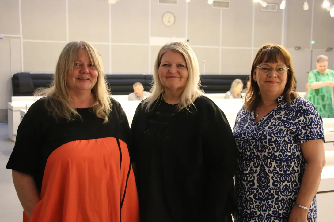 Kaupunginvaltuuston puheenjohtajat Hanna-Kaisa Lähde (vasemmalla), Anna Helminen ja Pia Rantanen.