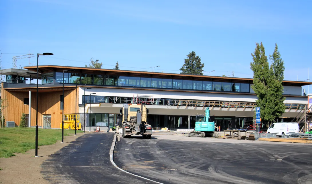 Keskusaseman pihalla uutta asfalttia ja valaisinpylväät. 