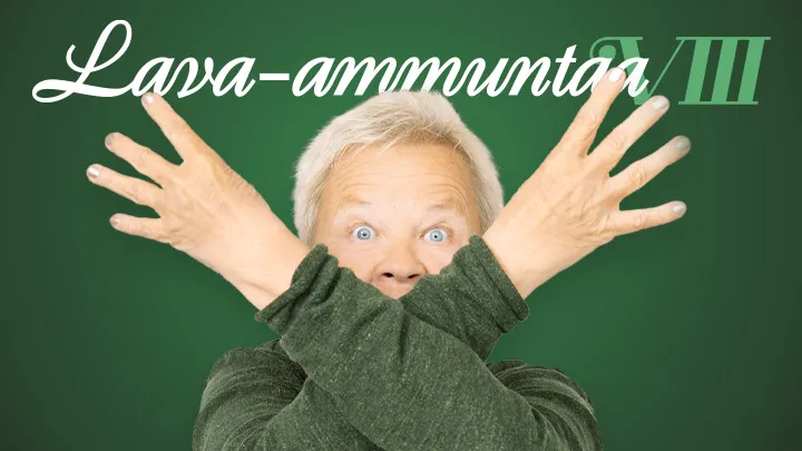 Henkilö katsoo kameraan hän pitää käsiä ristissä edessään. Kuvassa teksti: Lava-ammuntaa VIII  After eight -komiikkaa.