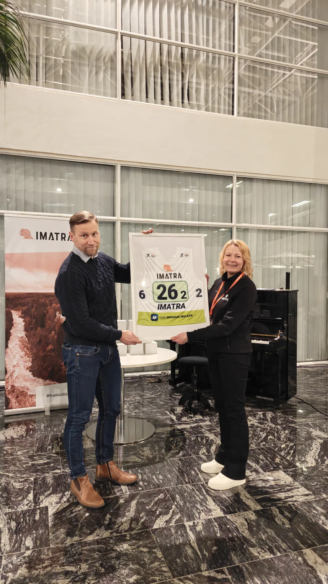 Imatran Urheilijat lahjoittivat kaupungille tilaisuudessa myös kehystetyn JOECH 2026 -ampumahiihtokisojen kilpailunumeron. Muistamisen vastaanotti Imatran kaupungin liikunta- ja hyvinvointipäällikkö Henna Kaijanen.