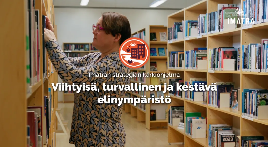 Nainen kirjastossa.